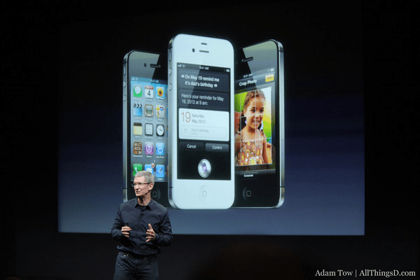 Tim_Cook_With_iPhone_4S