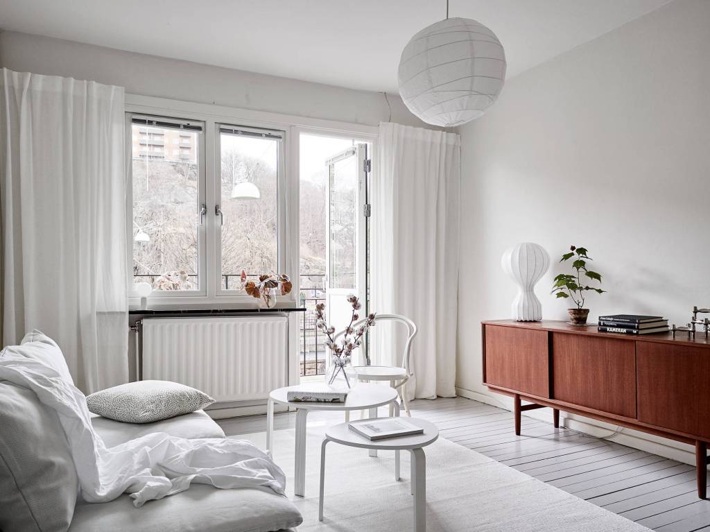 All white home with a vintage touch - via Coco Lapine Design blog