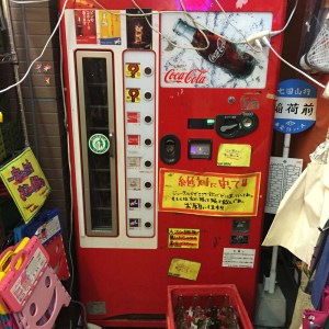 瓶のコーラ自販機