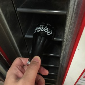 瓶のコーラ自販機