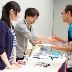 ▲在安利美特簽名會與粉絲簽名握手的新海誠導演
