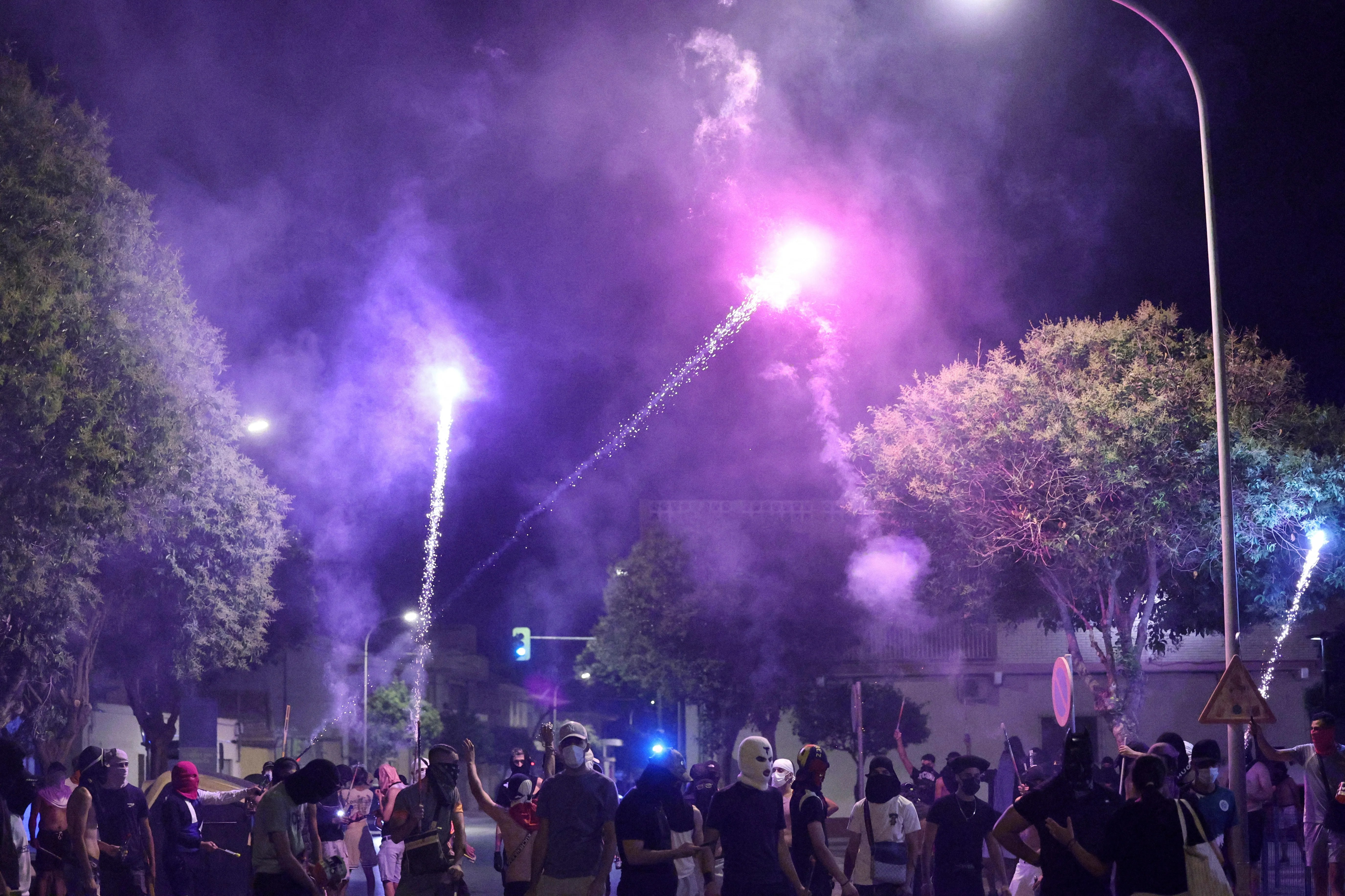 Far-right groups ‘hunt’ migrants as violence persists in Spanish town Far-right groups ‘hunt’ migrants as violence persists in Spanish town