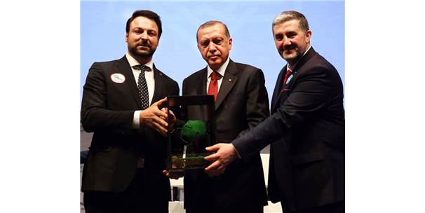 İş Adamı Samut, Cumhurbaşkanı Erdoğan'dan Plaket Aldı