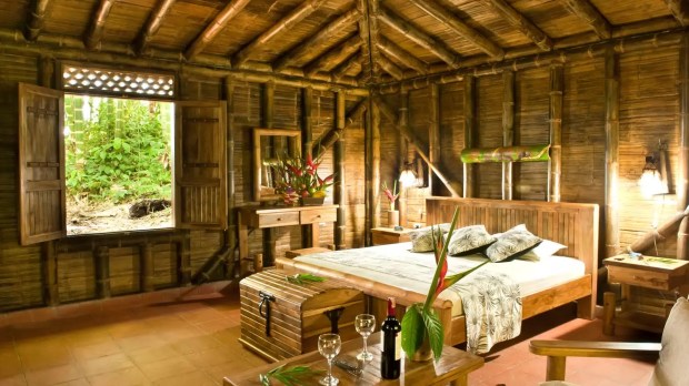 Habitación de la cabaña, construida en guadua, con todos los muebles fabricados en guadua colombiana. Está ubicada en Alcalá, Valle, en un vértice del "Triángulo del Café", en la Finca Hotel Bosque del Samán.