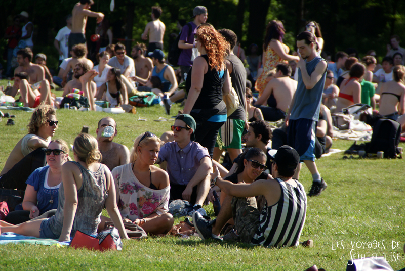 pvt canada montreal mont royal dimanche blog voyage tour du monde couple foule bronzer parc soleil