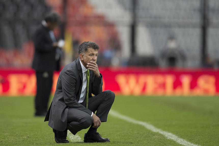 Juan Carlos Osorio dirigiendo un partido de México contra El Salvador 