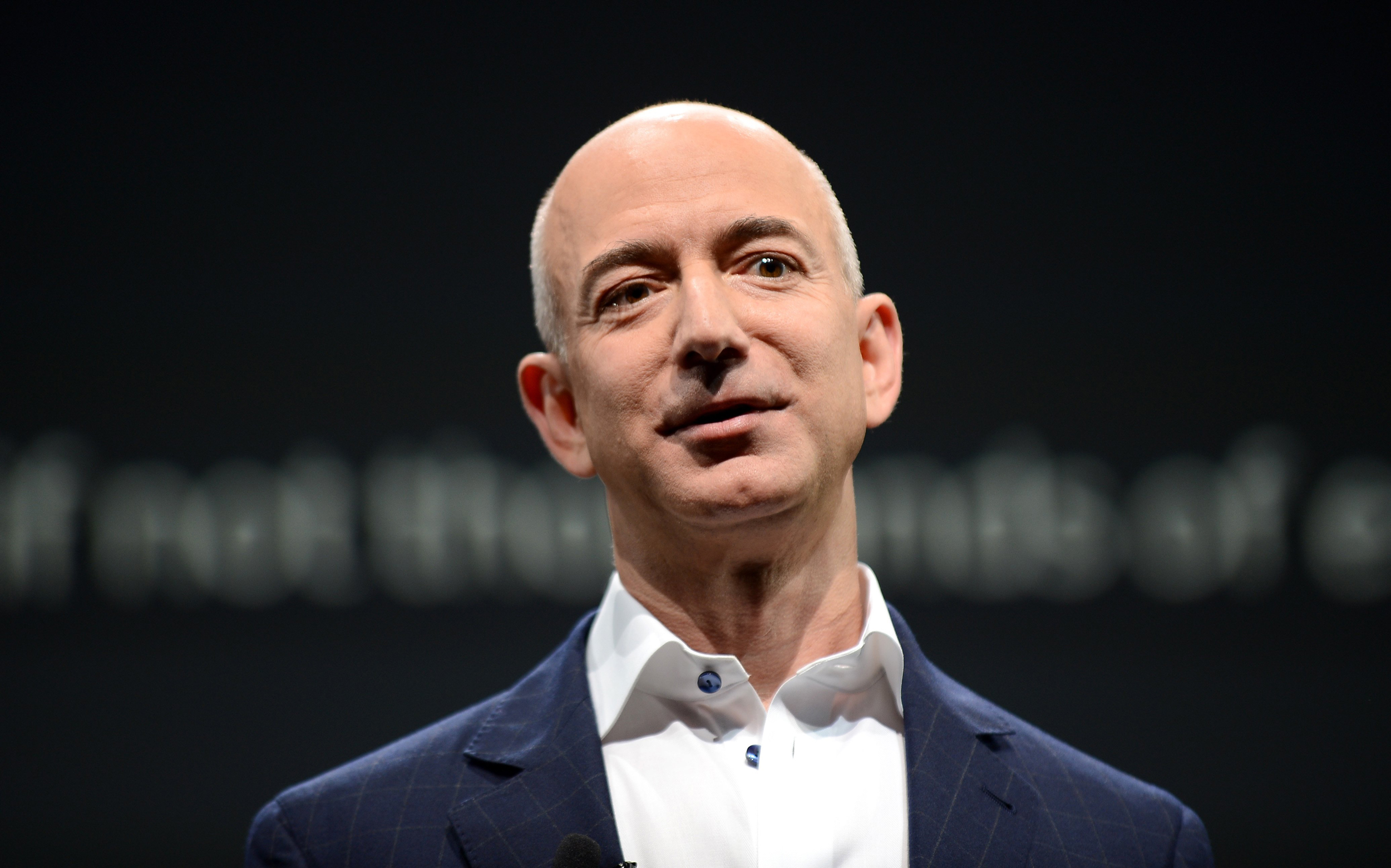 Trump elogia a Jeff Bezos tras el rechazo de Amazon a subir precios por los aranceles