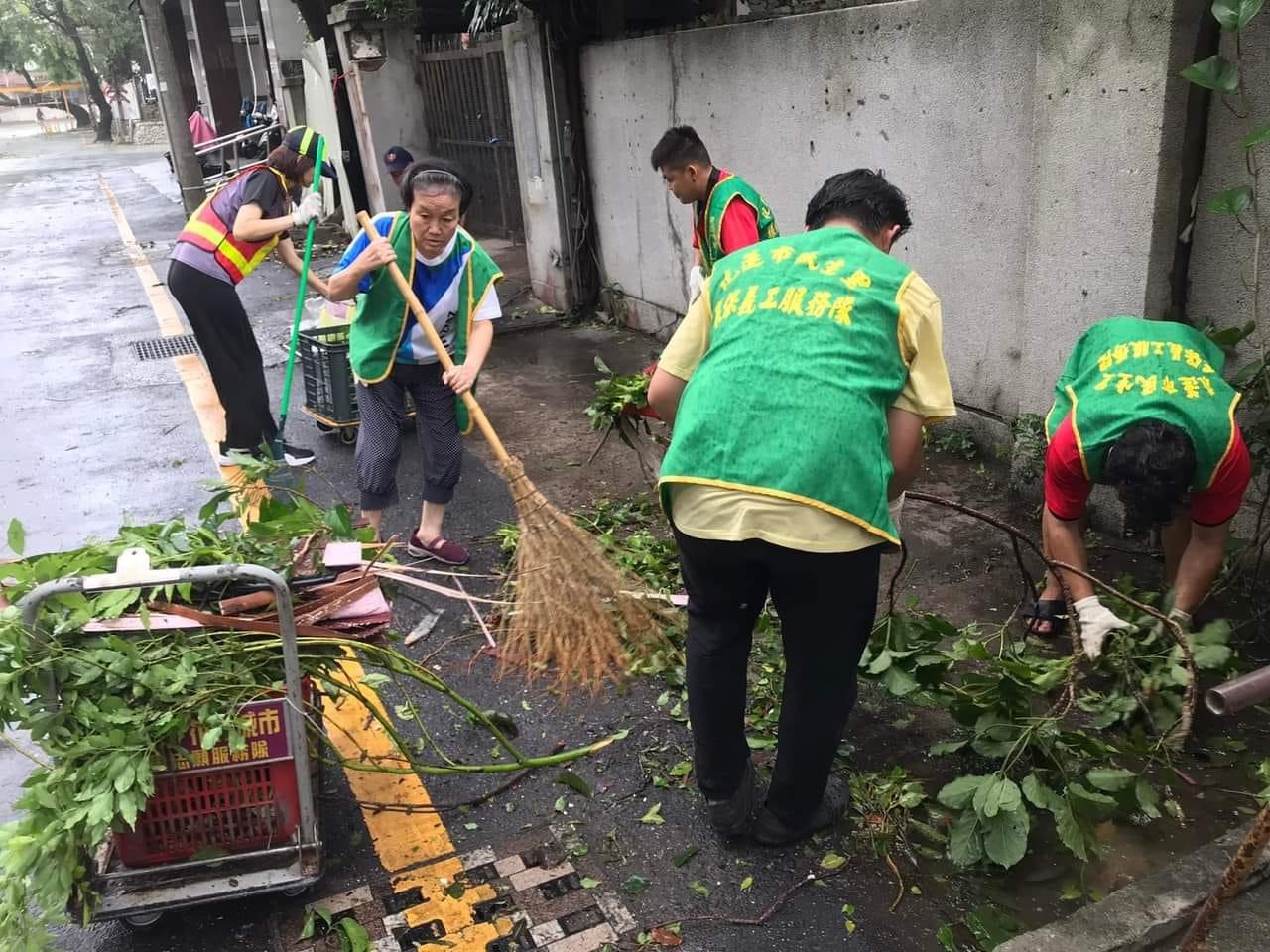 花蓮市民生里社區志工投入凱米颱風災後街道環境打掃整理