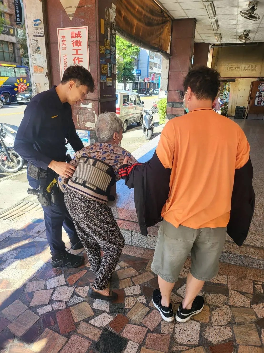 八旬老嫗外出迷途 暖警護送返家團圓 八旬老嫗外出迷途 暖警護送返家團圓