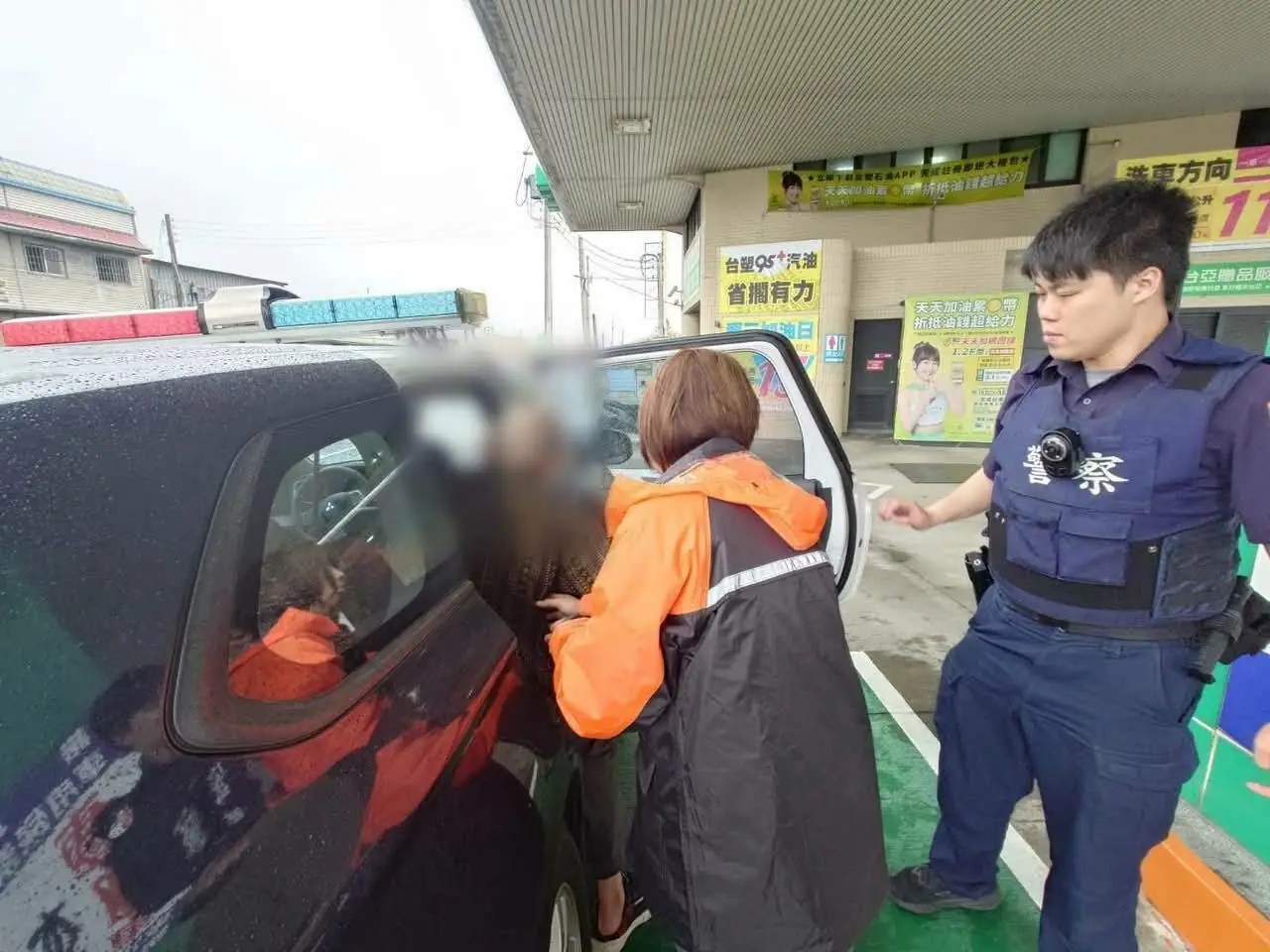 老翁全身濕路邊頻發抖 臺西巡警發現助平安返家