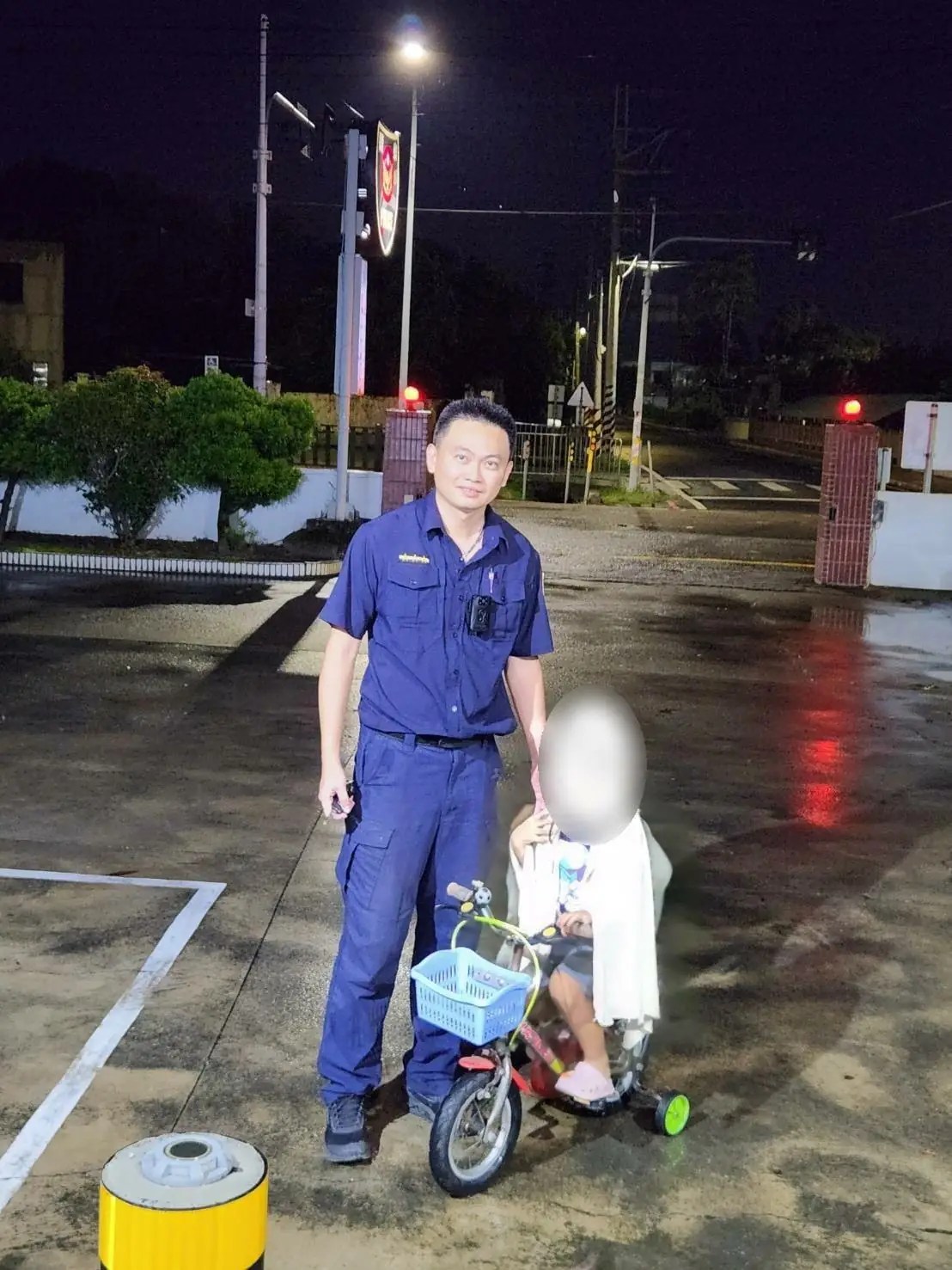 五歲女童鬧「家庭革命」負氣離家 虎警溫馨安撫助團圓