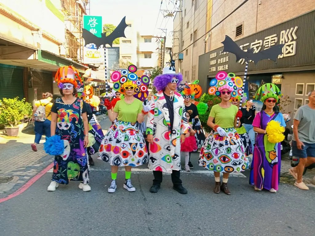東海藝術街變身萬聖伸展台  搞怪變裝秀登場 民眾創意爆棚吸睛全場