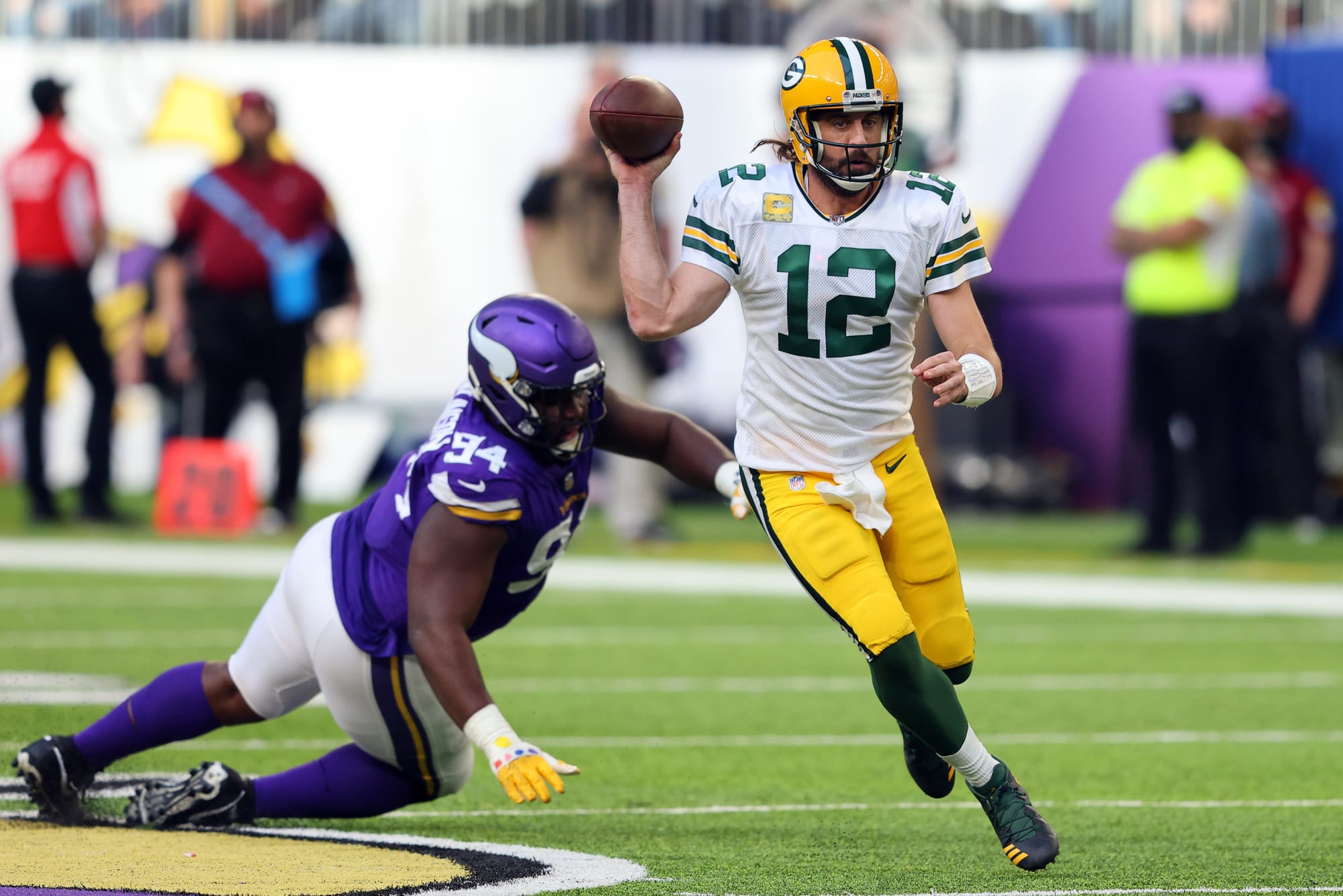 Aaron Rodgers shoots down report he's suffering...