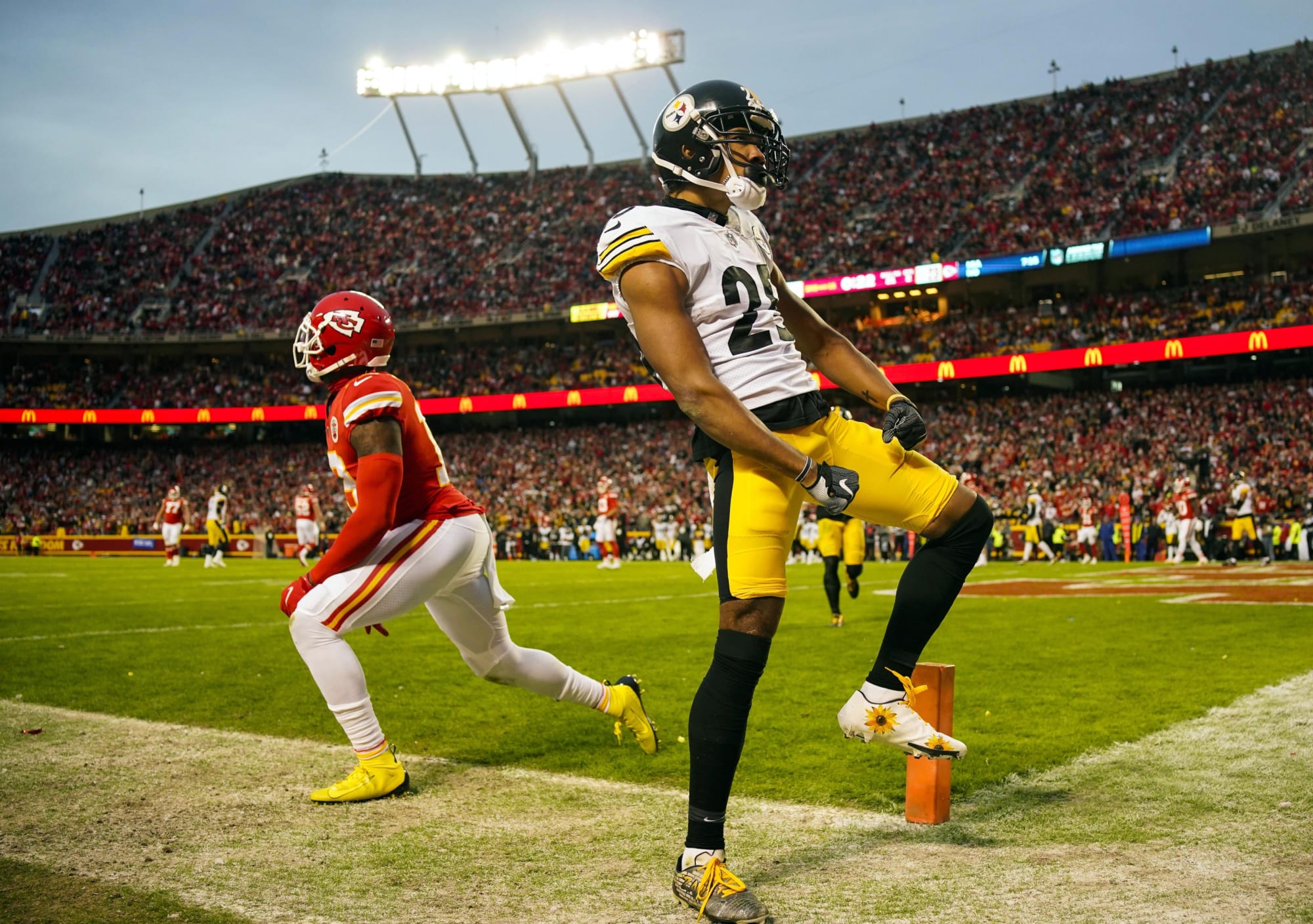 Watch Steelers embarrassingly celebrate while...