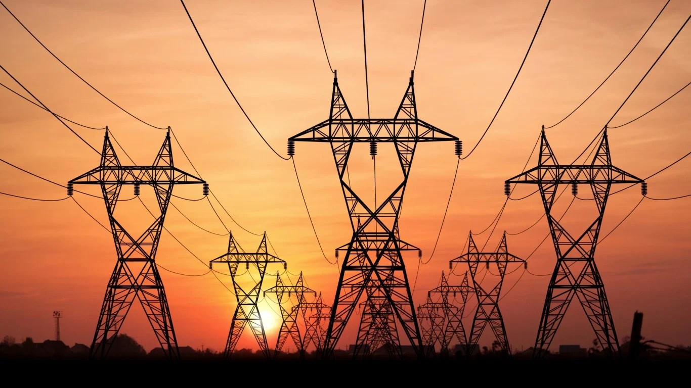 AI Energy Bottleneck: Buy GE Vernova or NextEra Energy on AI Pivot?