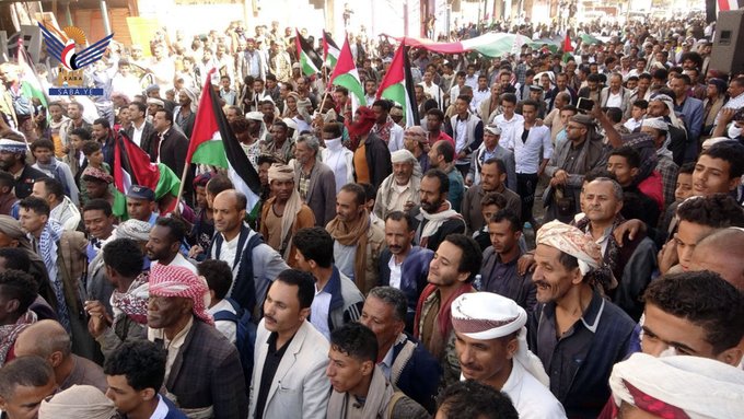 مسيرة حاشدة في مدينة القاعدة بإب تضامناً مع فلسطين وذكرى الشهيد مسيرة حاشدة في مدينة القاعدة بإب تضامناً مع فلسطين وذكرى الشهيد