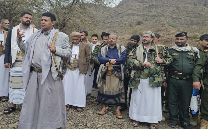 قيادات رسمية تتفقد المرابطين في جبهة مريس بالضالع