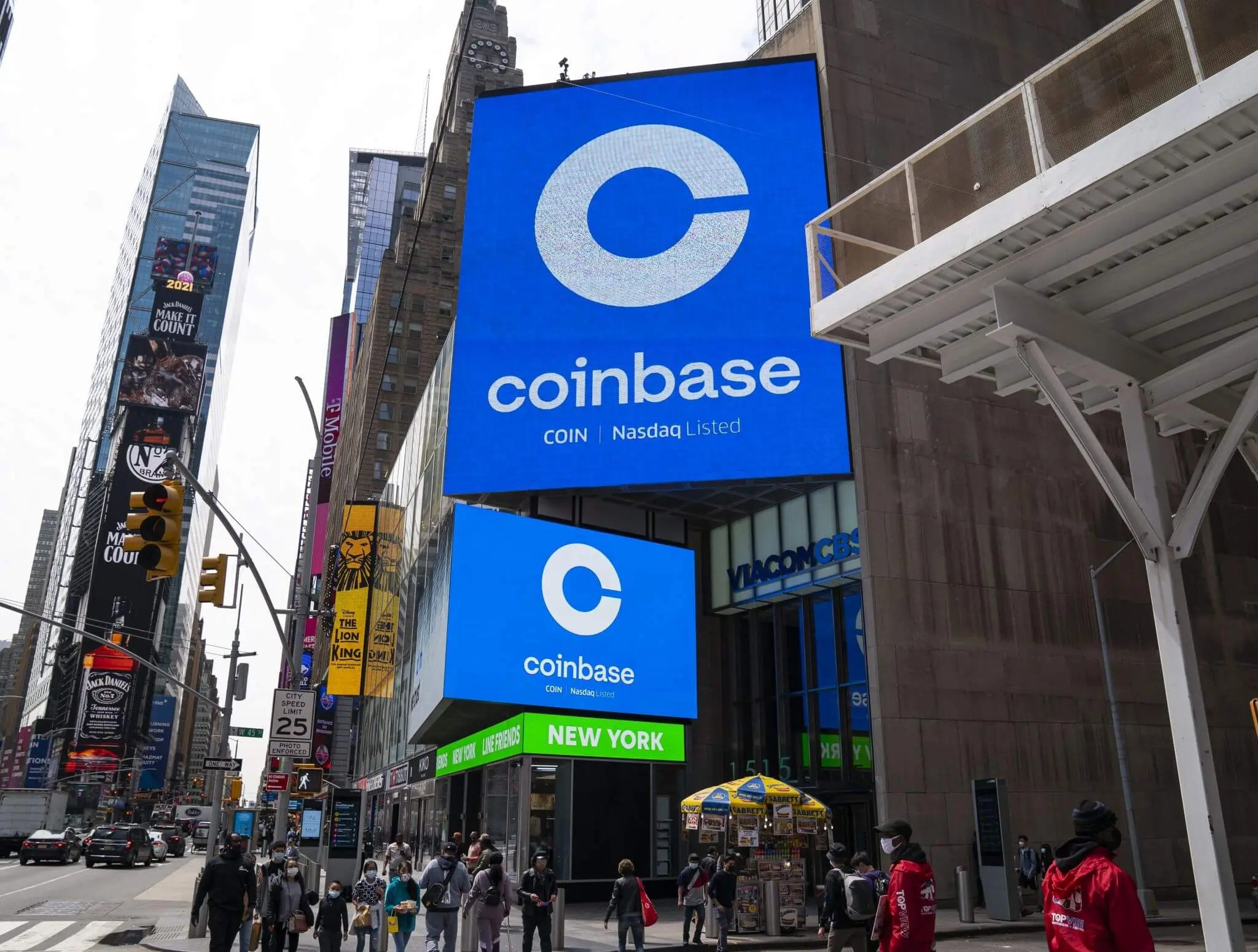 Bitcoin a perdu le support clé. Logo d'échange crypto Coinbase à New York. Bitcoin a perdu le support clé. Logo d'échange crypto Coinbase à New York. Photo.