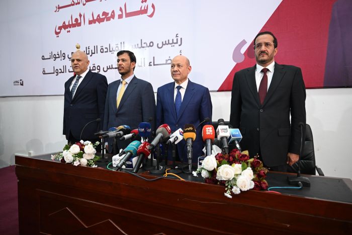 المكتب السياسي يشارك في استقبال رئيس مجلس القيادة الرئاسي بتعز المكتب السياسي يشارك في استقبال رئيس مجلس القيادة الرئاسي بتعز