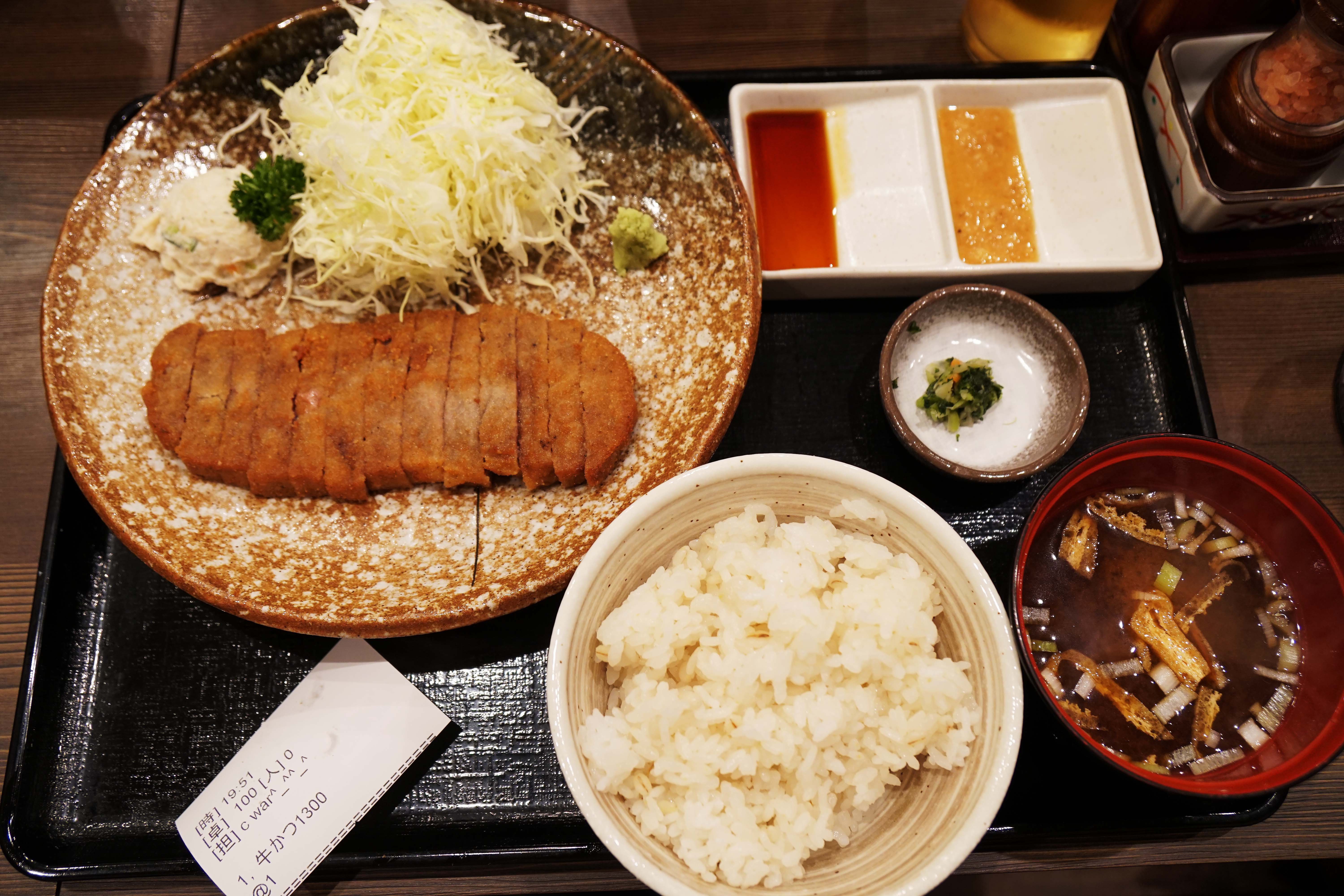 東京美食｜池袋牛かつもと村，一口就驚豔的炸牛排