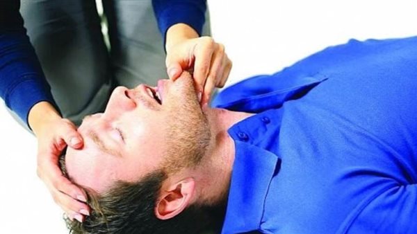 بعد حادثة حسام عرفات.. ما أسباب بلع اللسان وكيف ننقذ الحالة؟