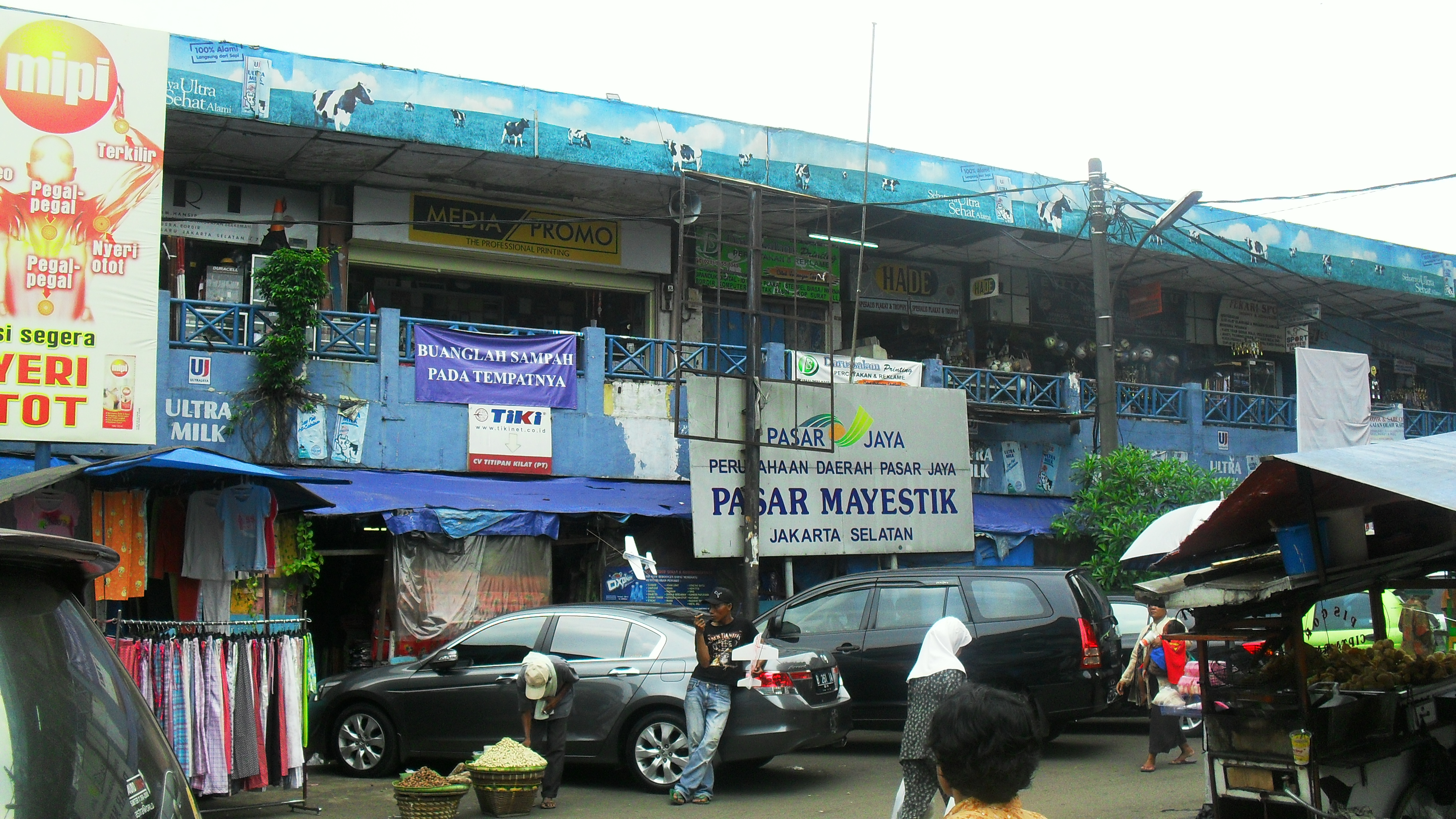 Dimana pada sesi pertama dilakukan pukul 09.00 hingga 11.30 dan sesi. Pasar Mayestik Delapan Pasar Tradisional