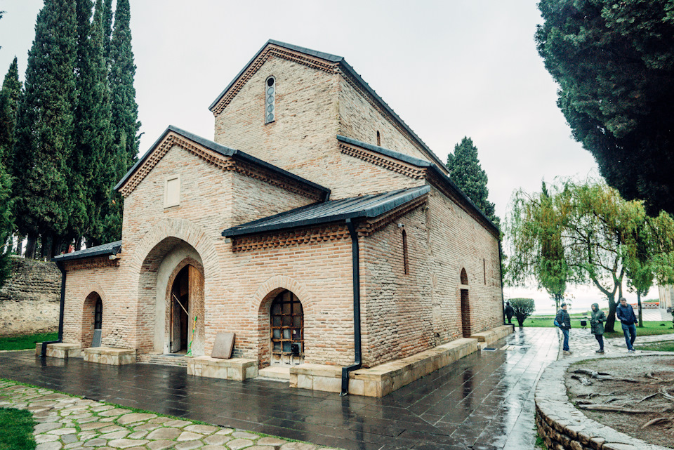 Знаменит он тем, что именно здесь покоятся мощи самой почитаемой в грузии святой нино. Bodbijskij Monastyr I Istochnik Svyatoj Nino Mitsubishi Pajero Sport 2 4 L 2018 Goda Na Drive2