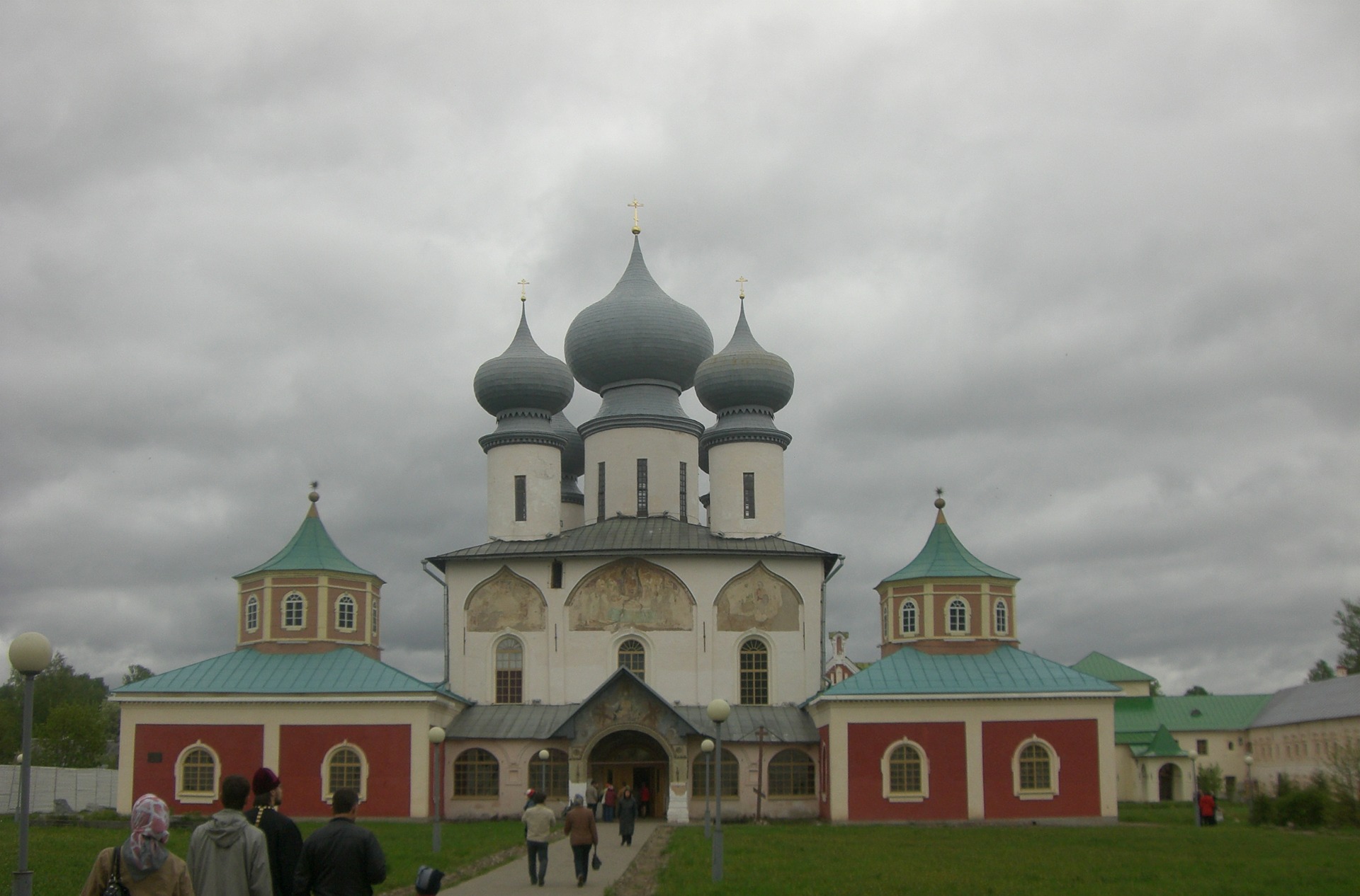 Image Женский введенский монастырь считается «сестрой» известного мужского богородичного . Poezdka V Tihvinskij Monastyr Drive2