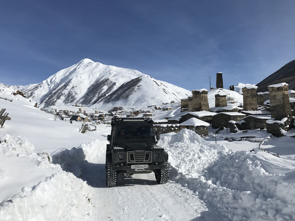 С появлением трассы даже в заснеженные месяцы можно попасть в поселок местиа. Svanskoe Schaste Zimnij Trip V Gruziyu Land Rover Defender 2 5 L 2006 Goda Na Drive2