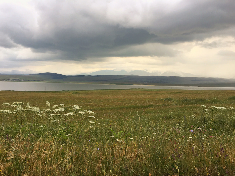 Окружено альпийскими лугами, над которыми возвышаются . Ozero Paravani Drive2