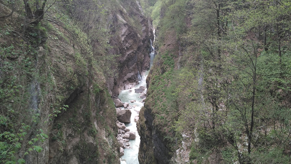 Отвесные стена каньона образованы из слоистого юрского известняка. Digorskoe Ushele Uaz Patriot 2 7 L 2014 Goda Na Drive2