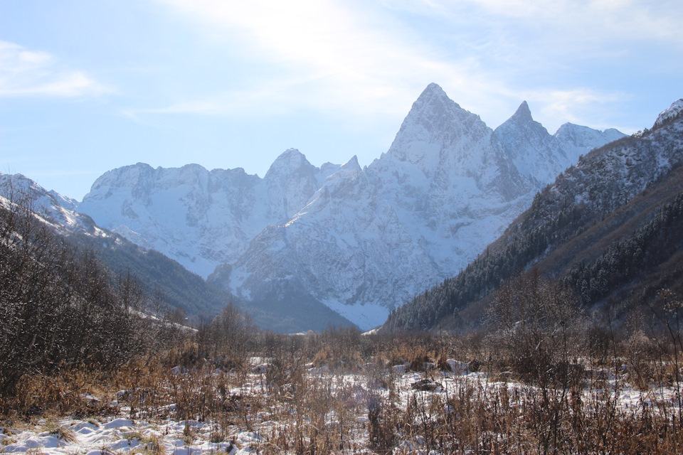 Вход на территорию заповедника преграждает шлагбаум и егерская будка. Poezdka V Dombaj Noyabr 2019 Vodopad Shumka Ushelya Amanauz I Gonachhir Mitsubishi Pajero Sport 2 5 L 2011 Goda Na Drive2