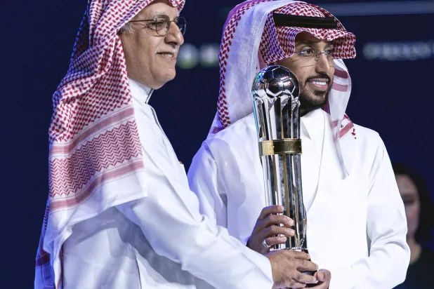 آسيا تتوج عطاءات سالم المذهلة بـ«جائزة أفضل لاعب» آسيا تتوج عطاءات سالم المذهلة بـ«جائزة أفضل لاعب»