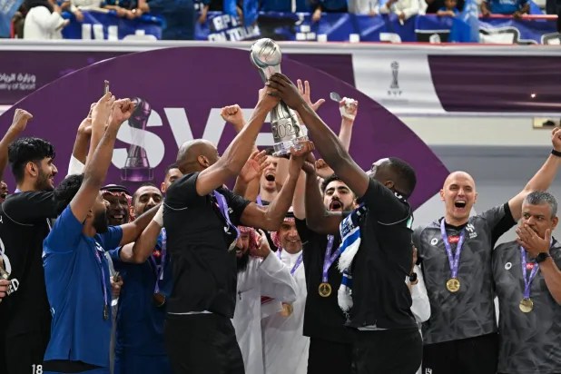 &laquo;أباتشي الهلال&raquo; تحلق بكأس الطائرة
