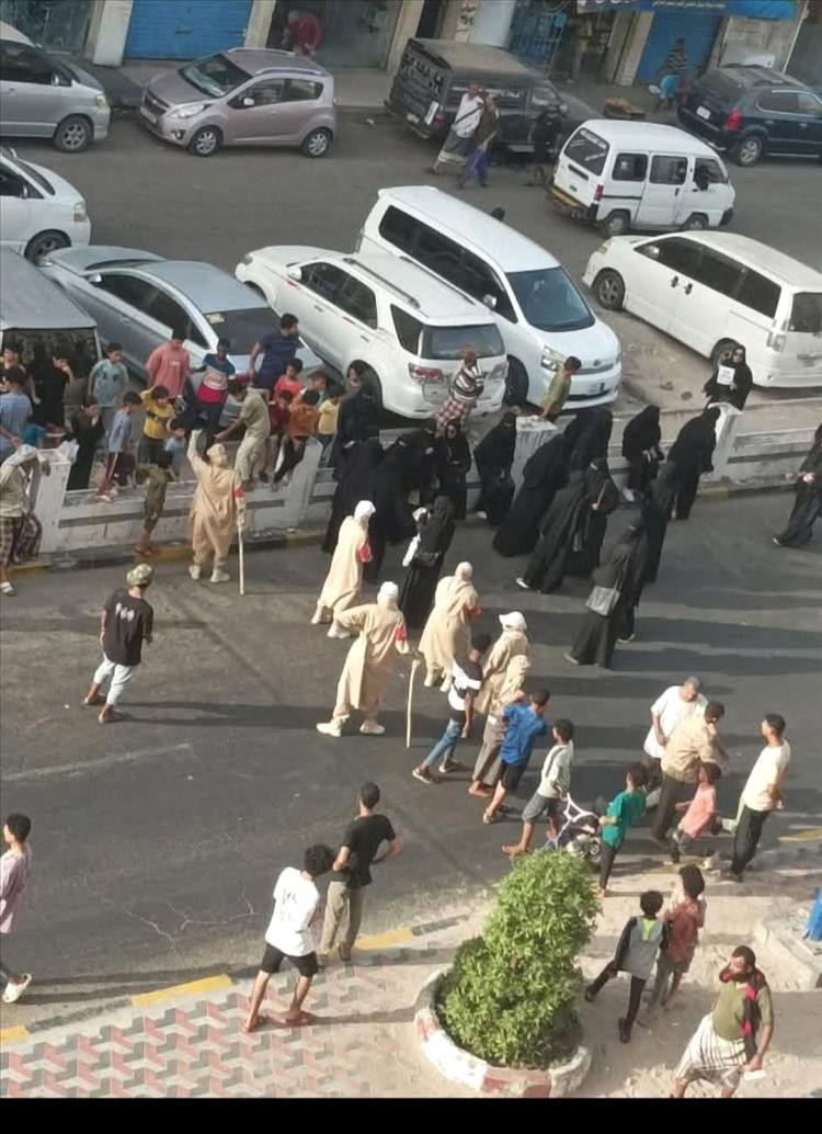 منع تظاهرة نسائية في المعلا وسط انتشار أمني مكثف بمشاركة قوة نسائية منع تظاهرة نسائية في المعلا وسط انتشار أمني مكثف بمشاركة قوة نسائية