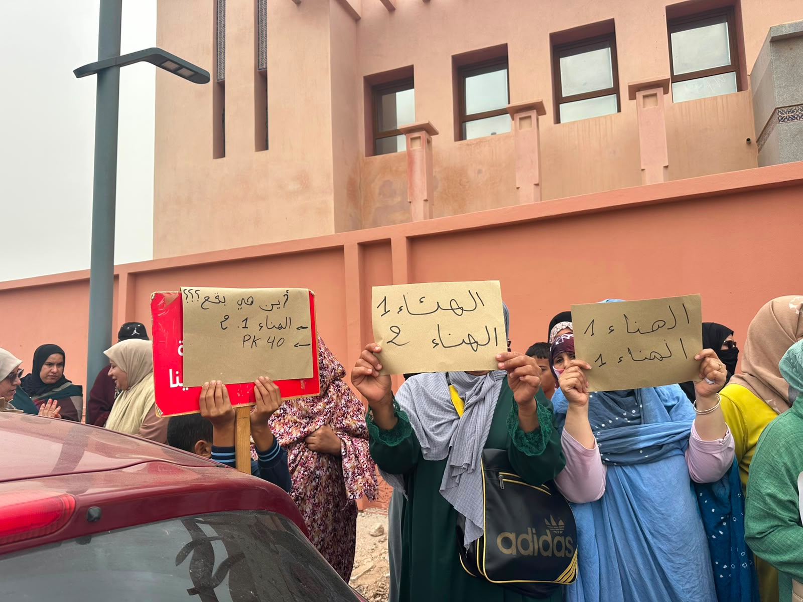 لليوم الثاني على التوالي.. احتجاج ملاك بقع الهناء بالداخلة يتواصل وسط صمت رسمي ومطالب بتوضيح عاجل لليوم الثاني على التوالي.. احتجاج ملاك بقع الهناء بالداخلة يتواصل وسط صمت رسمي ومطالب بتوضيح عاجل