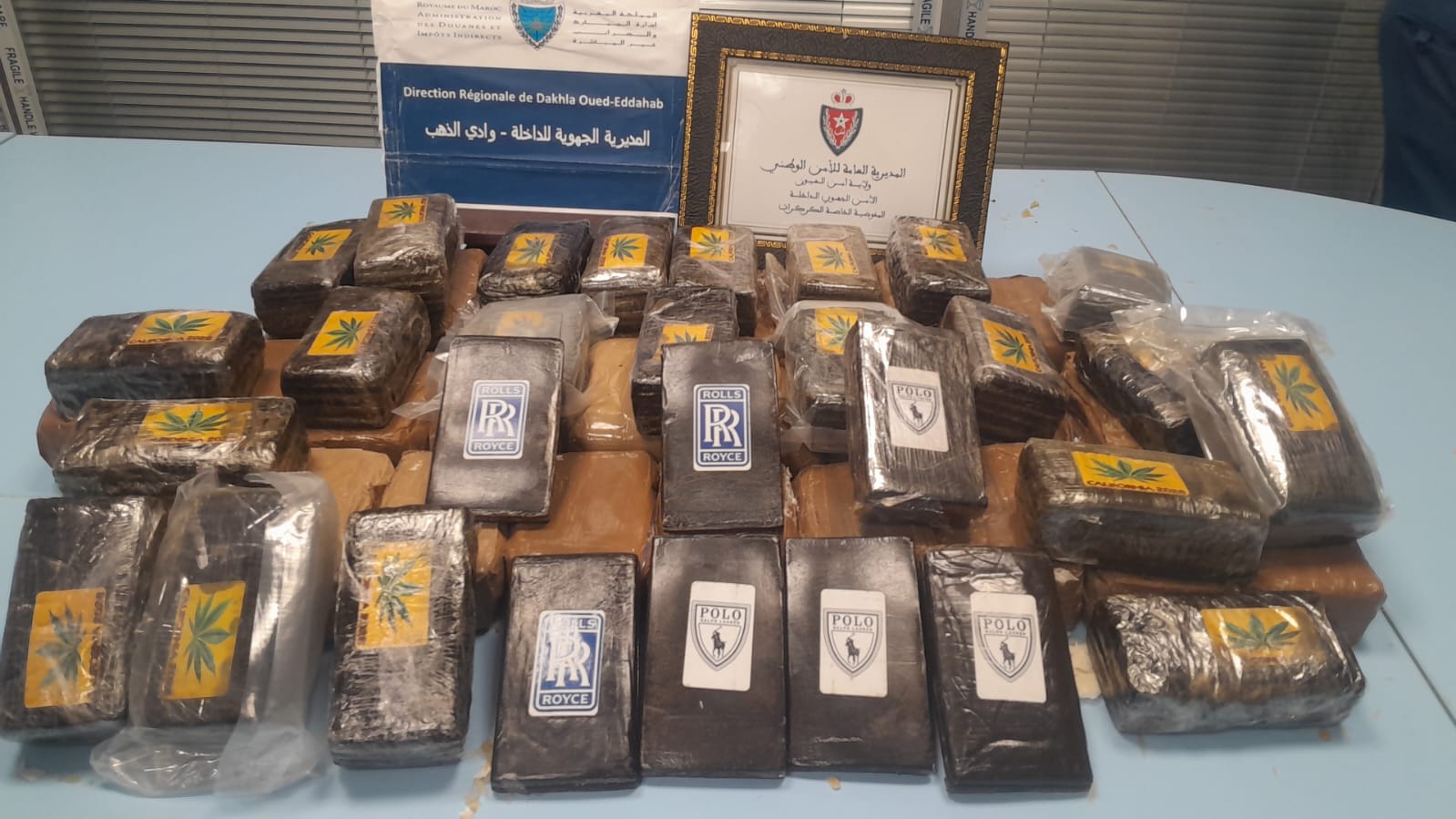 الأمن والجمارك بالكركارات يحبطان محاولة تهريب دولي لـ300 كيلوغرام من الشيرا الأمن والجمارك بالكركارات يحبطان محاولة تهريب دولي لـ300 كيلوغرام من الشيرا