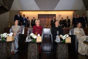 صاحبات السمو الملكي الأميرات للا خديجة وللا مريم وللا حسناء يحضرن رفقة السيدة بريجيت ماكرون العرض الافتتاحي للمسرح الملكي الرباط