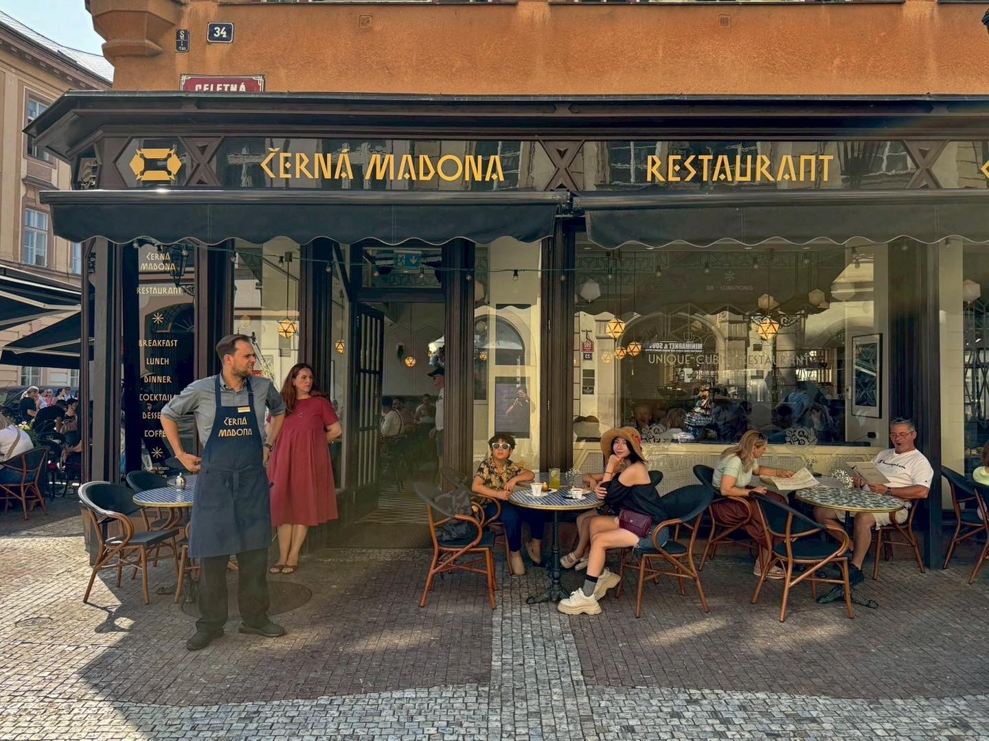 【捷克自助】布拉格百年咖啡廳｜錯有錯著的Černá Madona，黑色聖母之家一樓美味咖啡！