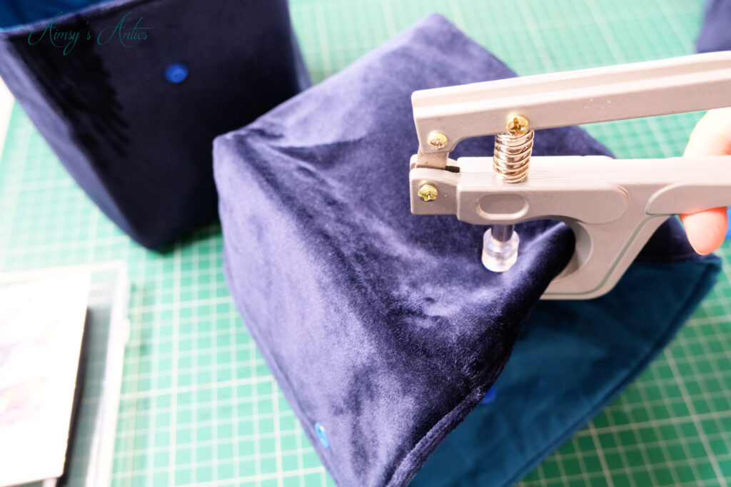 Snap press tool, pressing in the snap closure