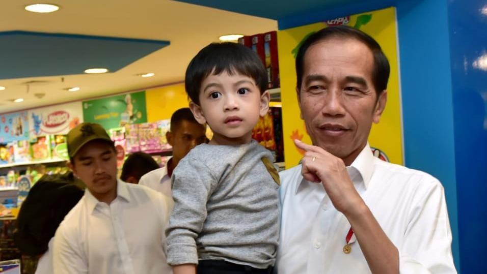 Punya Adik Baru, Jan Ethes Bahagia Dimanja Presiden Jokowi