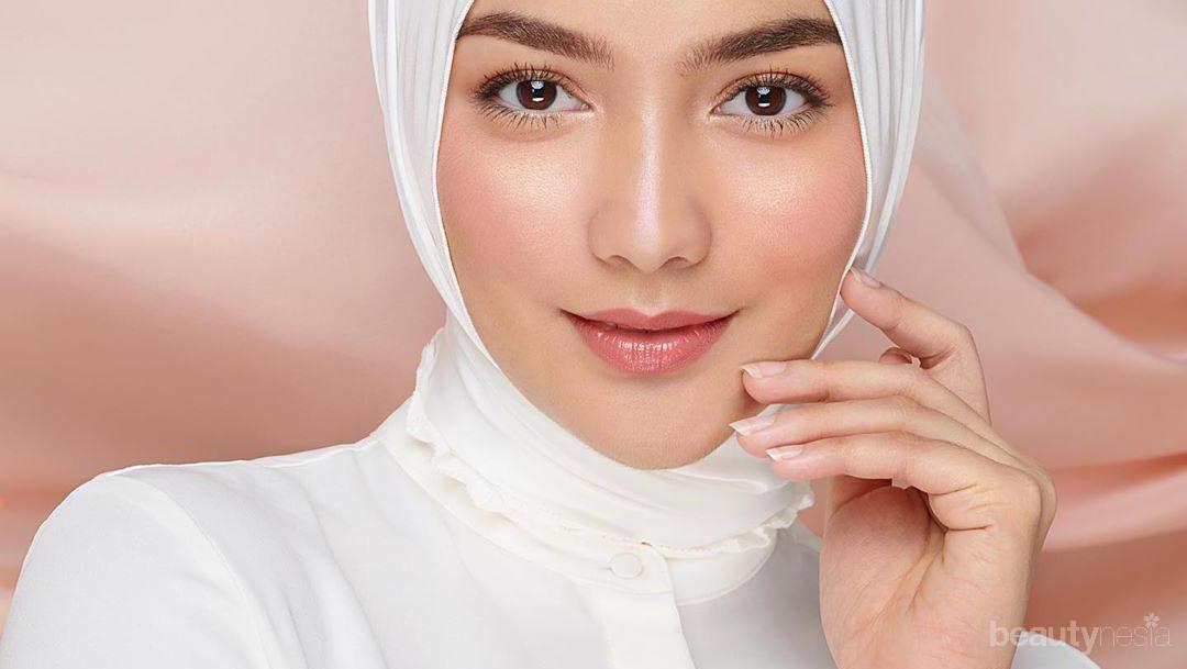 Cantik dan Bikin Wajah Tirus, Begini Tips Memakai Hijab Segi Empat ala  Artis Indonesia