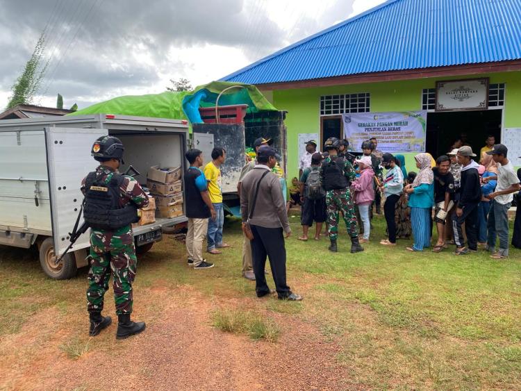 Bantu Penuhi Kebutuhan Pokok Warga di Perbatasan, Satgas Yonif 726/Tml Ikut Andil Dalam Gerakan Pangan Murah