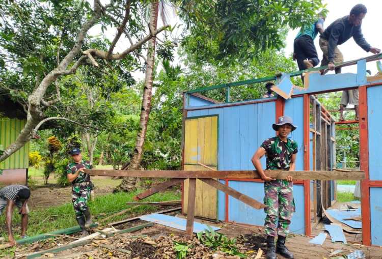 Membangun Kebersamaan di Wilayah Perbatasan RI-PNG, Satgas Pamtas Yonif 726/Tml Hadir Membantu Membongkar Rumah Warga