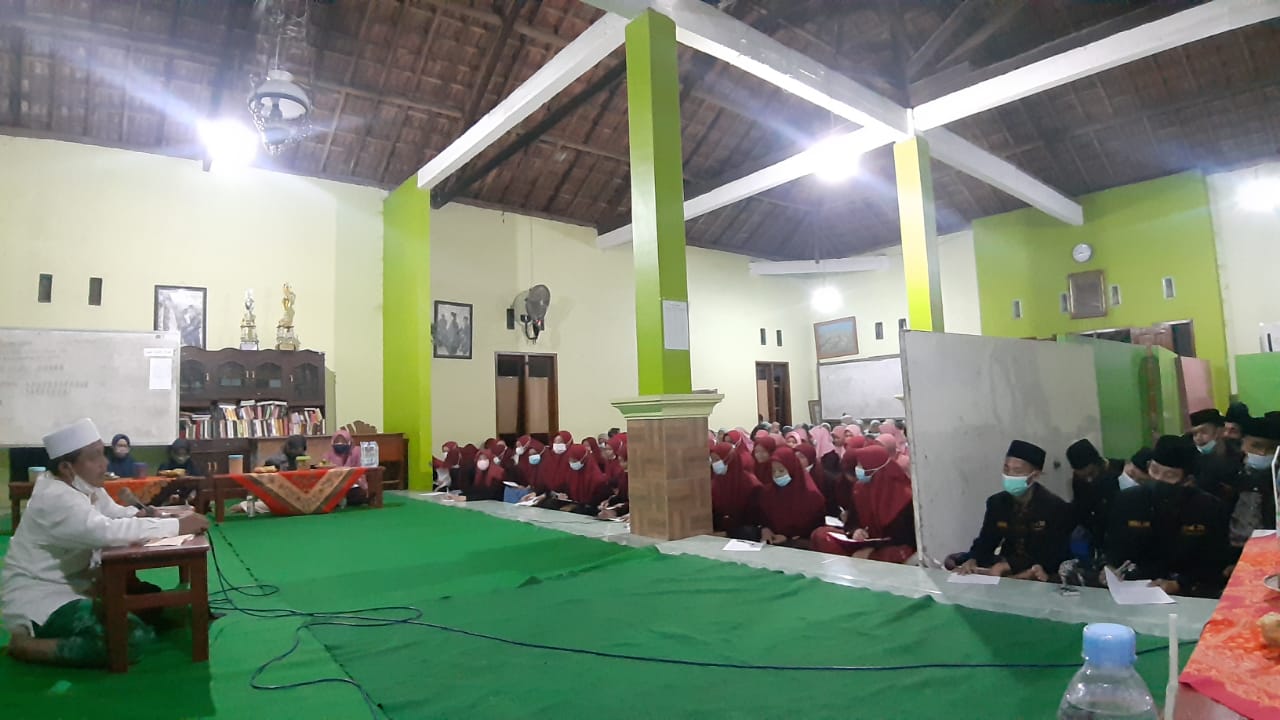 Sambut Kelulusan, Santri Kelas 3 Khataman Alfiyah Ibnu Malik dan Imrithi -  Pondok Pesantren Terpadu Al Kamal