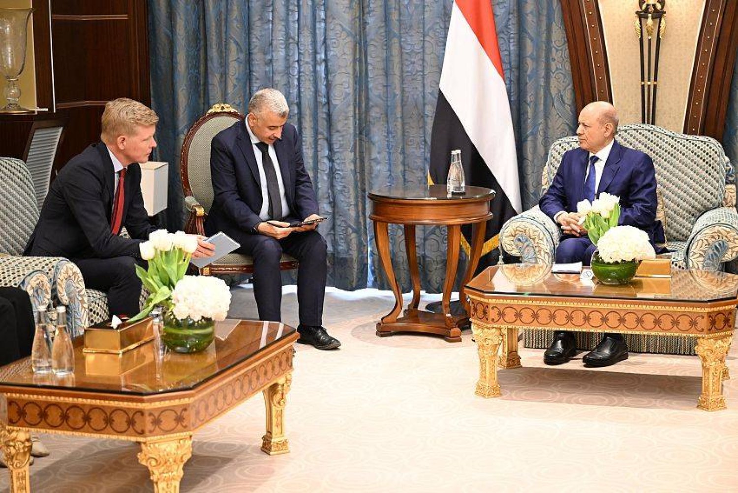 كشف كواليس استدعاء سعودي فوري للعليمي وعلاقته بـ &ldquo;الحوثيين&rdquo;