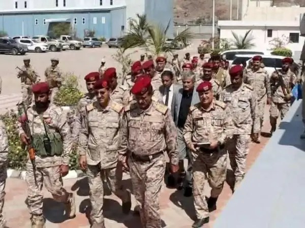 وزير دفاع &ldquo;الاخوان&rdquo; يتجول بشوارع عدن