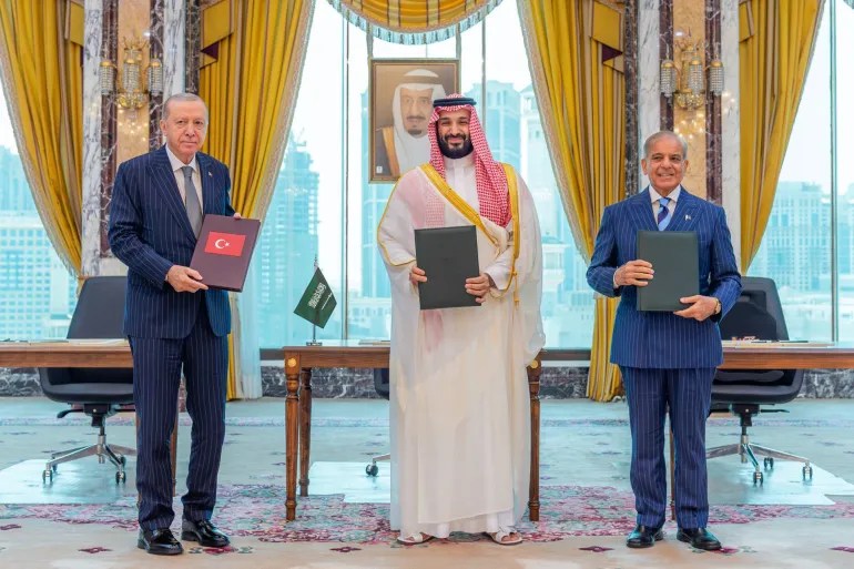 الثالوث الإقليمي والمشروع الغربي: قراءة في الممارسة والأيديولوجيا الثالوث الإقليمي والمشروع الغربي: قراءة في الممارسة والأيديولوجيا