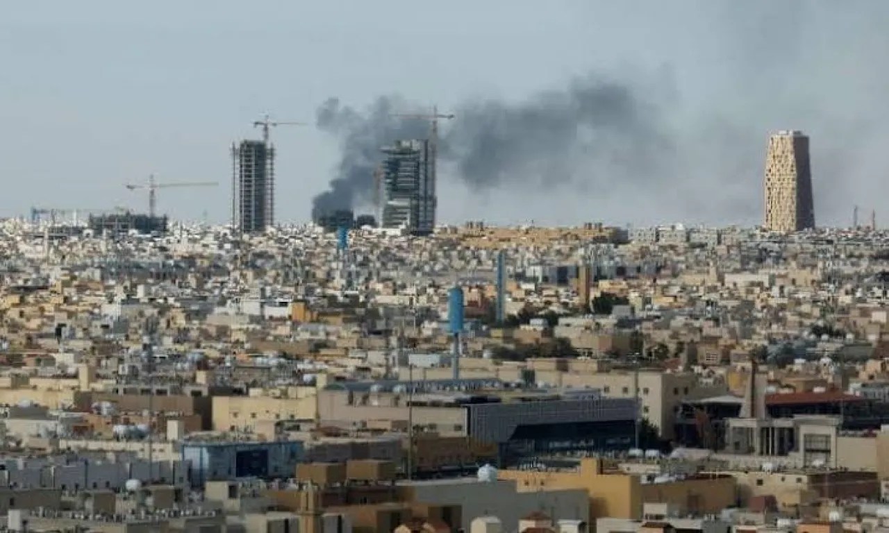 السعودية تقر بضراوة المواجهة ليلاً في الرياض وتكشف تدمير حياً سكنياً