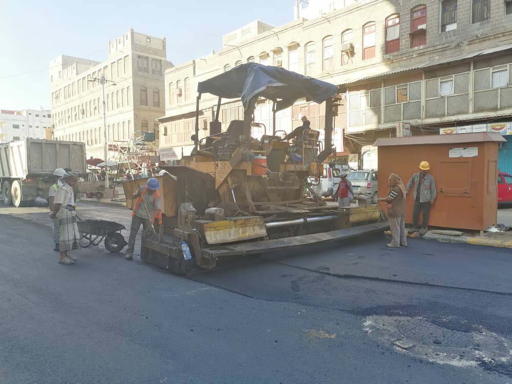 استمرار اعمال الصيانة لعدد من الطرق الرئيسية في عدن